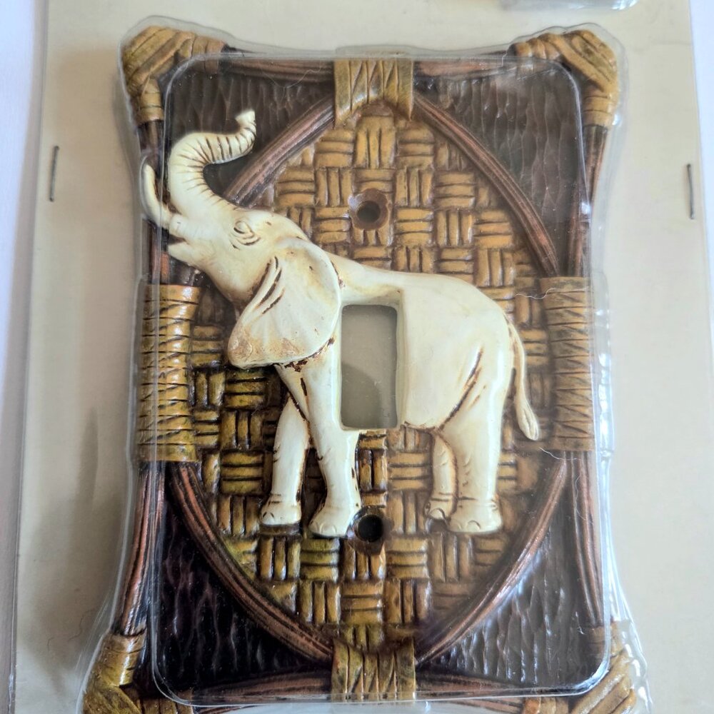 Vintage 2001 hand painted wall plate single outlet cover with  elephant design. - Picture 2 of 3
